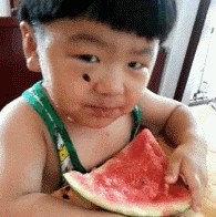 看把这西瓜吃的，这小家伙长大后绝对是个人才！！