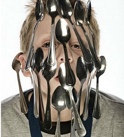 汤匙贴在脸上最多的人，5秒钟将17把汤匙贴在脸上