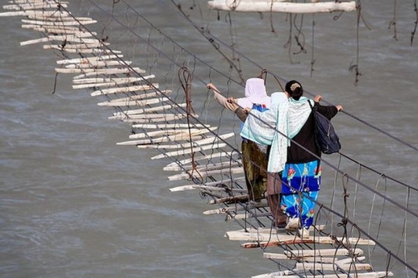 侯赛尼吊桥，巴基斯坦