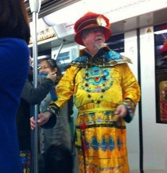 地铁里偶遇皇阿玛