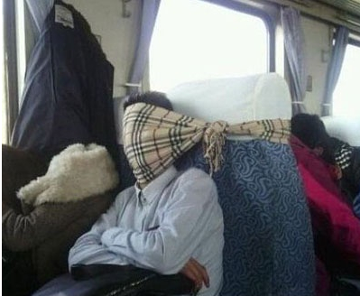 火车上的神奇睡姿