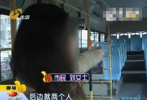 男子公交车上猥亵妇女被发现跳窗逃跑