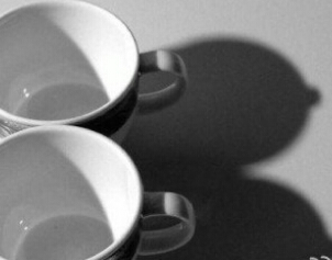 内涵图：两个普通的咖啡杯，邪恶的出现在这里！