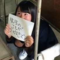 女学生躲桌底告白老师你能照剧本来吗