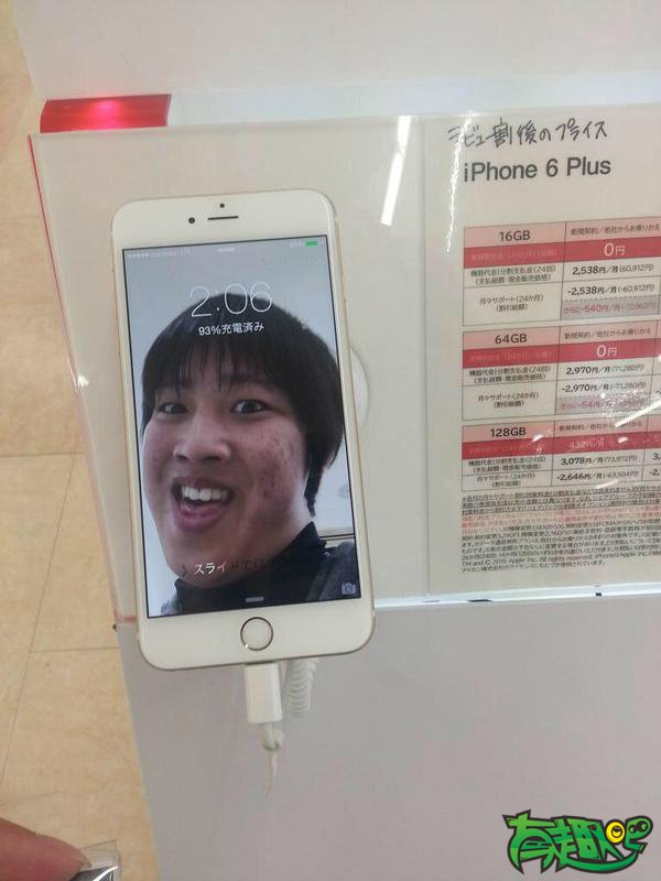在苹果体验店试手机，一开屏幕就被吓尿了 - 搞笑图片,幽默笑话,搞笑段子,爆笑图片