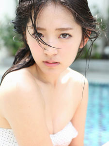 日本模特泳池大秀内衣写真