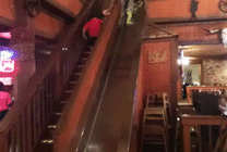 惊险下楼梯的方法