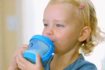 小姑娘喝奶动态图片
