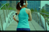 运动美女跑步听音乐