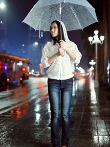 雨中少女唯美街拍高清大图