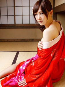 日本红色和服美女小露低胸高清写真