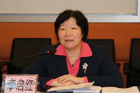 女高官养10情夫