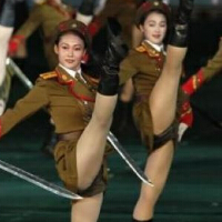 朝鲜阅兵，朝鲜阅兵女兵罕见一幕！