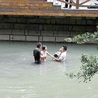 妈妈不要离开我，母亲带着两个孩子纵身跳入水库！(3)