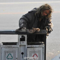 沈阳最美拾荒老人，每天擦拭垃圾桶跟公交站牌！