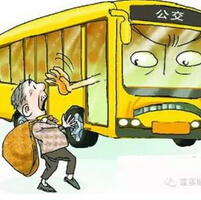 老人上车遭拒下跪，司机让她上了车！