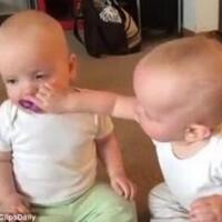 女婴争夺奶嘴，共“交战”了4个回合！