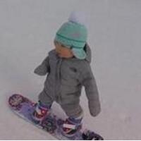 1岁宝宝滑雪走红，长大后一定会成为优秀滑雪运动员！