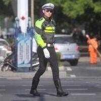 最帅交警成网红，网友对有创意接地气的文明出行方式点赞!