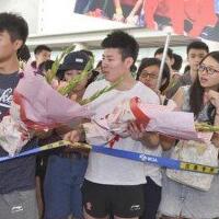 马龙张继科遭围堵，近2000名粉丝为中国乒乓球队对接机(2)