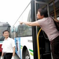 公交司机斗气撞车，只为报复泄愤！