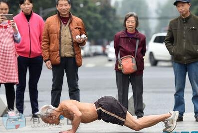 成都肌肉爷爷裸练，风雨不改已坚持了12年