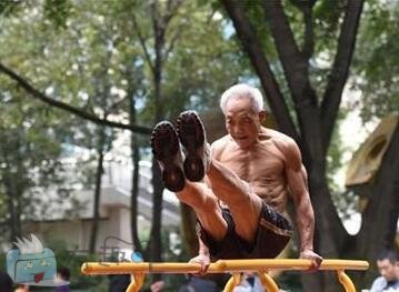 成都肌肉爷爷裸练，风雨不改已坚持了12年