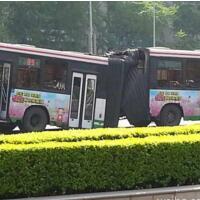 台北两公交车相撞，司机未保持安全距离！