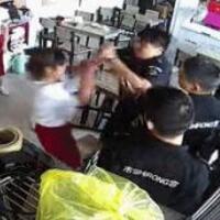 上海饭店遭暴力执法，执法者变成打砸暴徒！