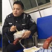 警察抱面条睡着，网友纷纷为敬业精神点赞(3)