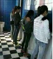 高校女厕现小便池，只因女生多于男生