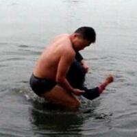 小伙勇救落水老人，毫不犹豫纵身跳进水里！
