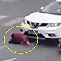 女子开车碾压小孩，直接驾车撞行人！