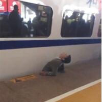 南京南站男子被卡身亡，好惨！