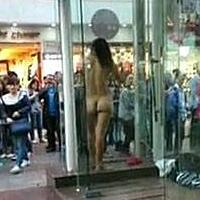 女子步行街裸舞，是行为艺术还是商家炒作?