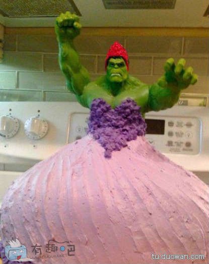 网友说她4岁的双胞胎女儿生日时想要一个绿巨人浩克的公主蛋糕，于是她就做了一个