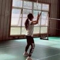 刘亦菲重返校园，变身学妹打羽毛球
