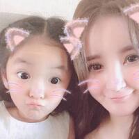 刘雨欣晒女儿照片，母女俩有着同款脸型和苹果肌
