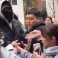 李敏镐分手首现身，不忘体贴地与粉丝一一握手(2)