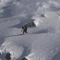 男子滑雪引发雪崩，与雪崩展开竞赛逃过意外
