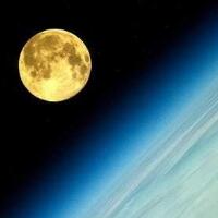 超级月亮现身夜空，子夜时分欣赏效果更佳