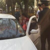 6岁女童被困车内，家长反而投诉民警