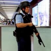 香港东亚总行遭劫，约百名警员闹市搜捕劫匪