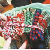 奶奶织毛袜送交警，“织毛活儿”献爱心的方式奶奶已经坚持了7年