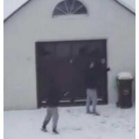 警察抓贼打起雪仗，最终贼还是跑了