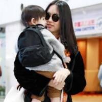 张梓琳抱女儿护头，全程满脸甜蜜