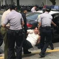 男子占道砸救护车，民警立即上前将其控制