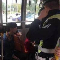 男童公交上遭过肩，公交车驾驶员与乘客见状停车将其控制