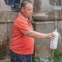 游客跳进日本名泉，用大瓶接取上方涌出的泉水