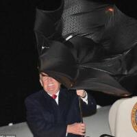 特朗普伞被掀翻，总统表情颇感吃力